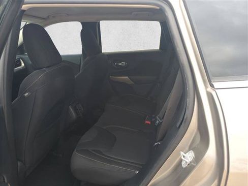 Used 2017 Jeep Cherokee Latitude FWD image 18