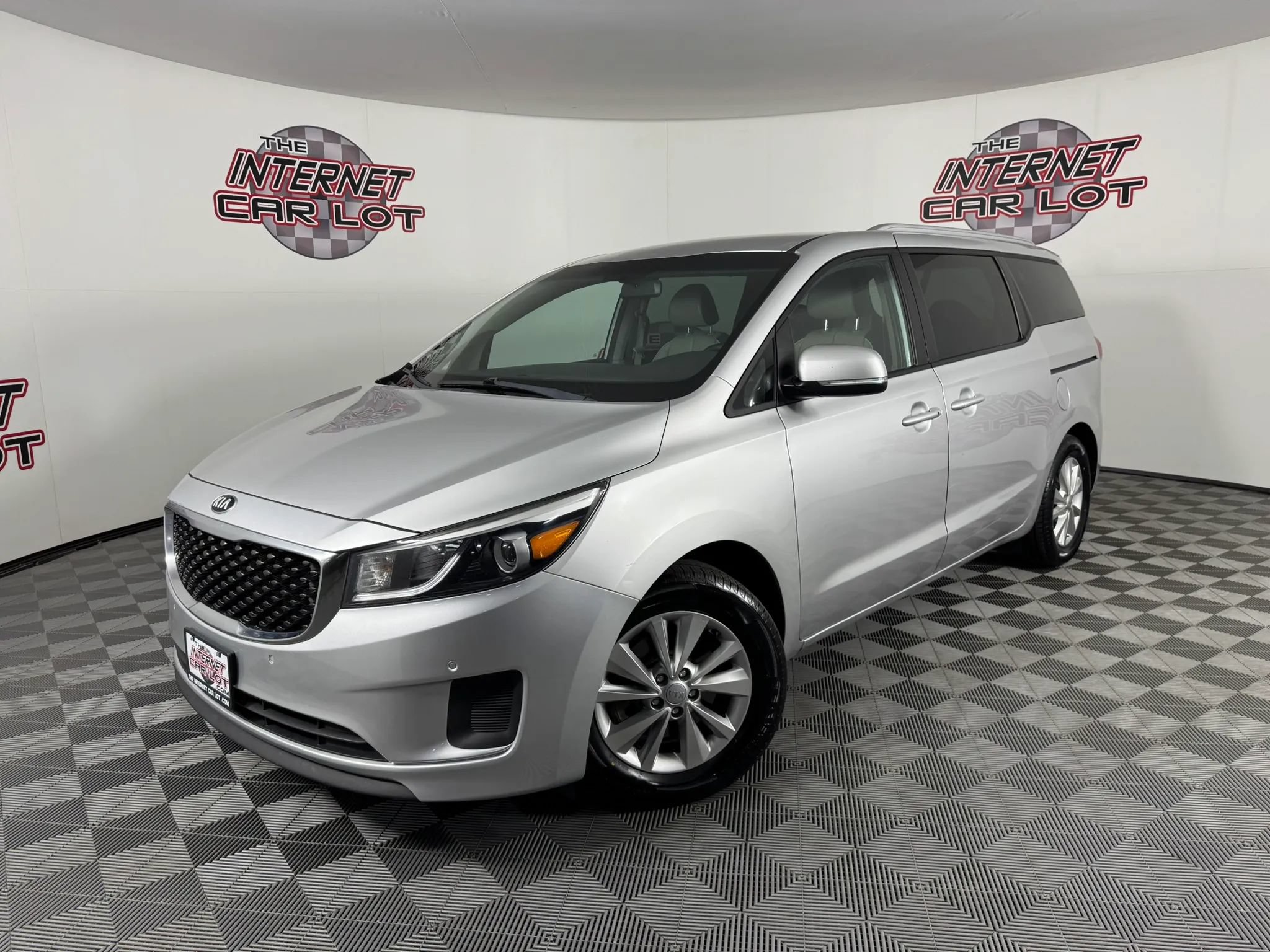 Used 2017 Kia Sedona LX w/ LX Essentials Premium Package FWD image 1