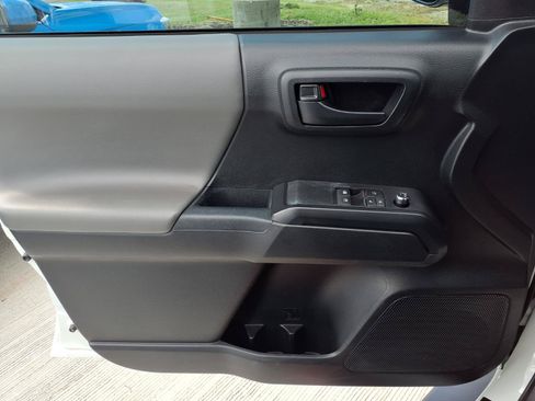 Used 2017 Toyota Tacoma SR AWD/4WD image 14