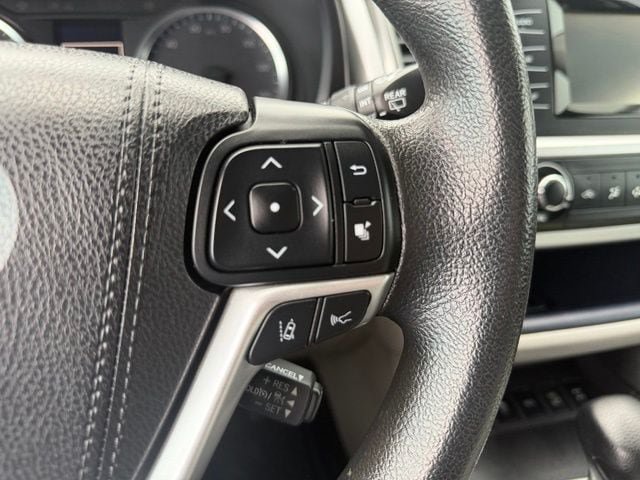Used 2018 Toyota Highlander LE AWD/4WD image 16