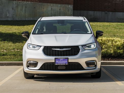 Used 2024 Chrysler Pacifica Touring-L FWD image 29