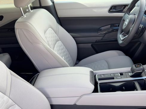 New 2025 Nissan Pathfinder SV image 12