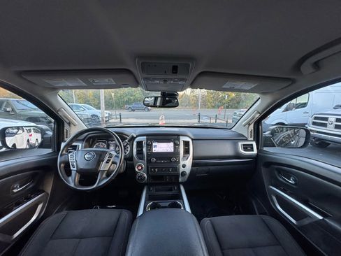 Used 2018 Nissan Titan SV w/ SV Convenience Package image 10