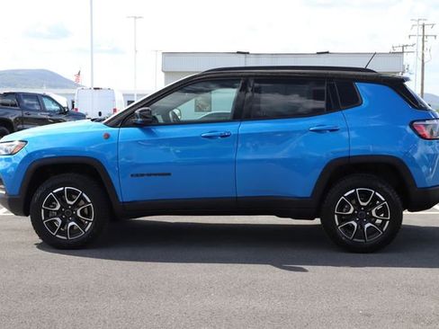 Used 2025 Jeep Compass Trailhawk AWD/4WD image 5