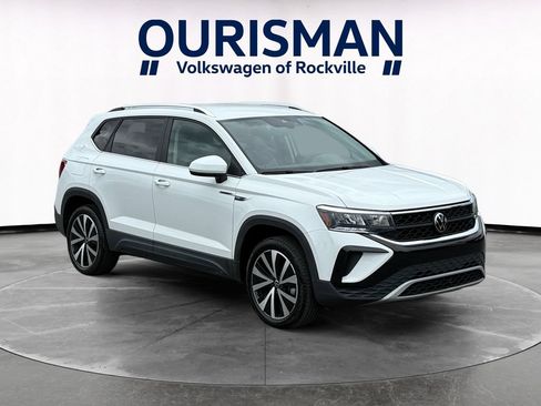 Used 2023 Volkswagen Taos SE FWD image 1
