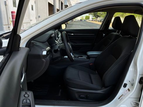 Used 2025 Nissan Altima 2.5 SV FWD image 10