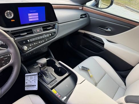 New 2025 Lexus ES 350 w/ Premium Package image 30