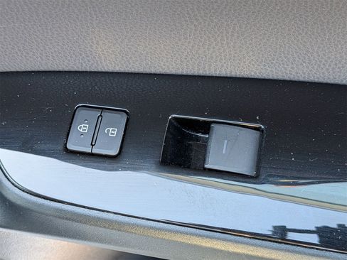 Used 2021 Toyota Prius XLE image 35