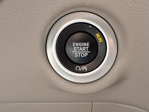 Used 2023 Chrysler Pacifica Touring-L FWD image 22