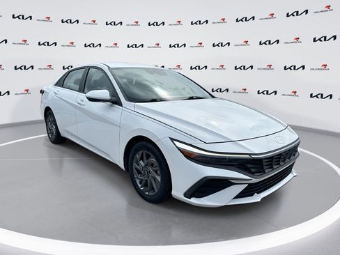 Used 2024 Hyundai Elantra SEL FWD image 1