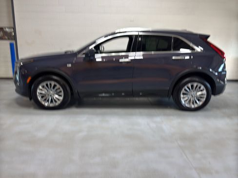 Used 2025 Cadillac XT4 Premium Luxury AWD/4WD image 2