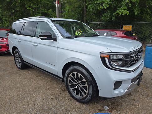 Used 2025 Ford Expedition Platinum AWD/4WD image 2