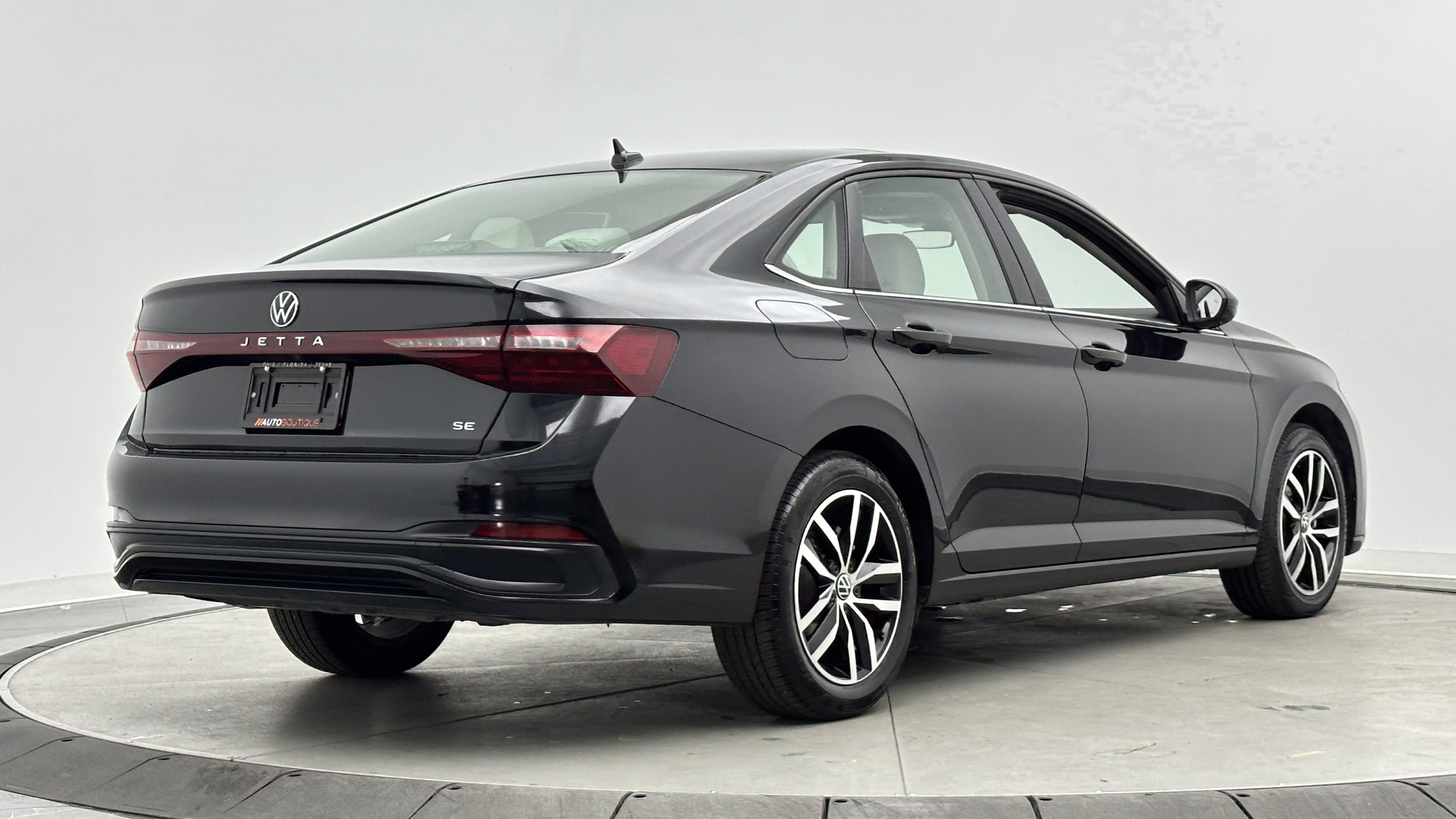 Used 2026 Volkswagen Jetta SE FWD image 8