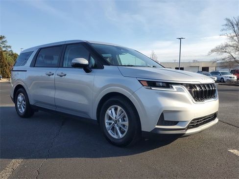 Used 2023 Kia Carnival LX image 3