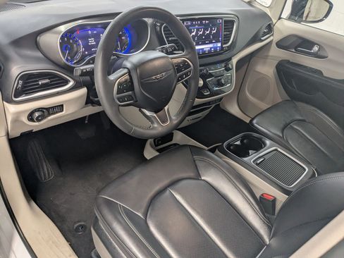 Certified 2024 Chrysler Pacifica Touring-L FWD image 12