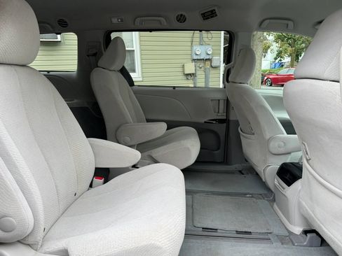 Used 2014 Toyota Sienna LE AWD/4WD image 28