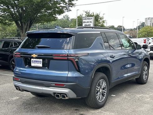 Used 2025 Chevrolet Traverse LT w/ Driver Confidence Package FWD image 2
