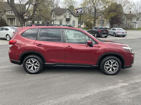 Used 2021 Subaru Forester Premium AWD/4WD image 6