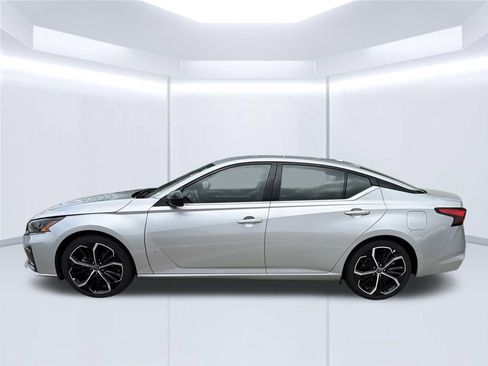 Used 2024 Nissan Altima 2.5 SR FWD image 3