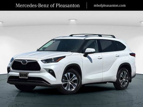 Used 2022 Toyota Highlander XLE AWD/4WD image 1