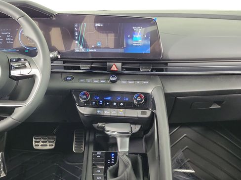 New 2025 Hyundai Elantra SEL image 9
