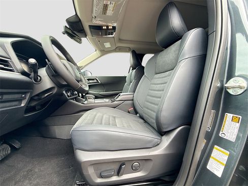 New 2025 Mitsubishi Outlander SE image 22