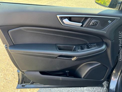 Used 2020 Ford Edge Titanium image 17