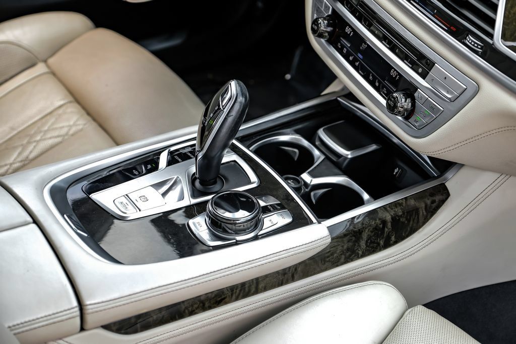 Used 2018 BMW 740i RWD image 21