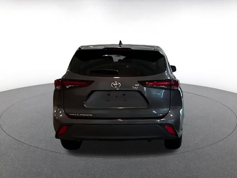 Used 2025 Toyota Highlander LE FWD image 10