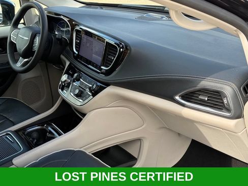 Used 2023 Chrysler Pacifica Limited FWD image 26