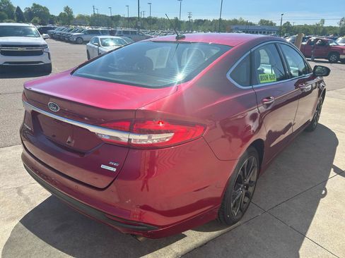 Used 2017 Ford Fusion SE w/ Fusion SE Technology Package FWD image 5