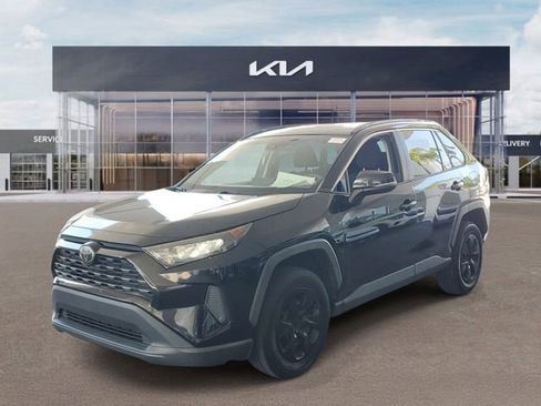 Used 2019 Toyota RAV4 LE image 3
