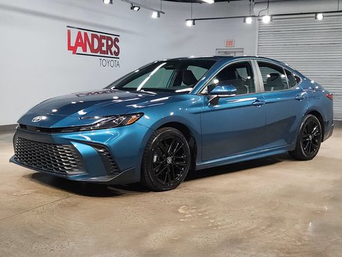 Used 2025 Toyota Camry SE FWD image 3