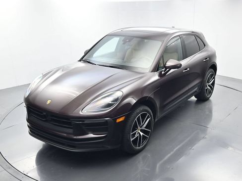 Certified 2025 Porsche Macan AWD/4WD image 34