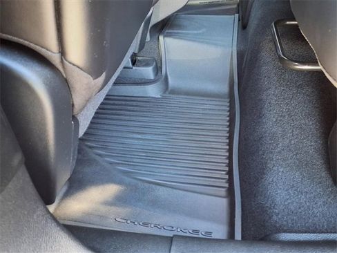 Used 2020 Jeep Cherokee Limited w/ Luxury Group image 27