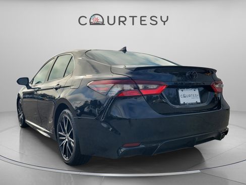 Used 2023 Toyota Camry SE image 2