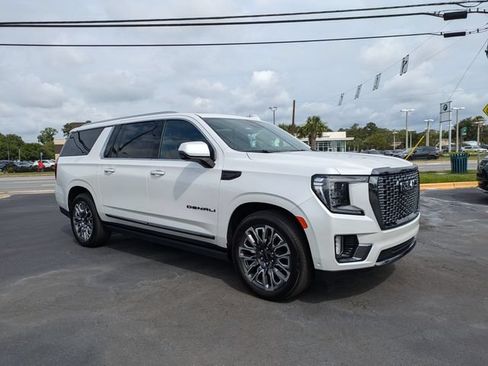 Used 2023 GMC Yukon XL Denali Ultimate AWD/4WD image 3