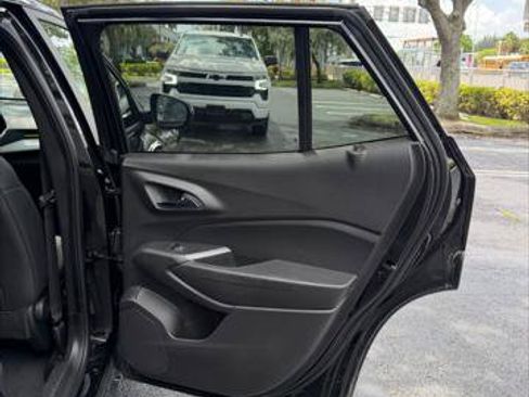 Used 2025 Chevrolet Trax LT FWD image 18