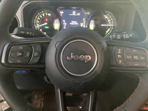 Used 2024 Jeep Wrangler Unlimited image 17