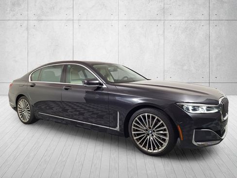 Used 2022 BMW 740i w/ Premium Package RWD image 3