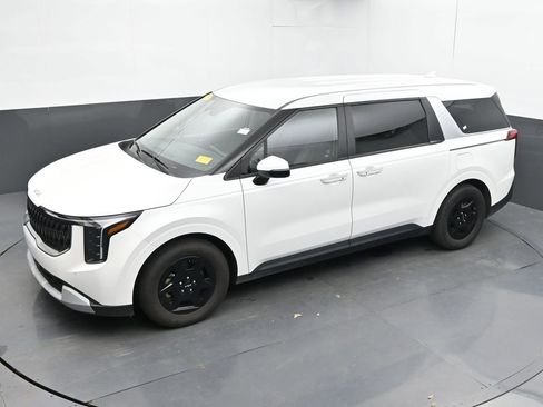 Used 2025 Kia Carnival FWD image 40