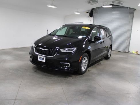 Used 2024 Chrysler Pacifica Touring-L image 4