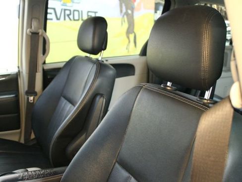 Used 2016 Chrysler Town & Country Touring w/ Driver Convenience Group image 21