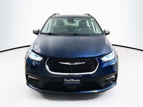 Used 2023 Chrysler Pacifica Limited AWD/4WD image 2