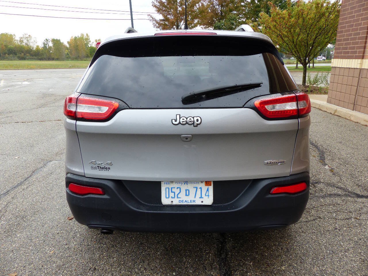 Used 2017 Jeep Cherokee Latitude w/ Cold Weather Group AWD/4WD image 8