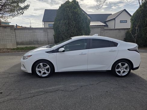 Used 2017 Chevrolet Volt LT w/ Comfort Package image 2