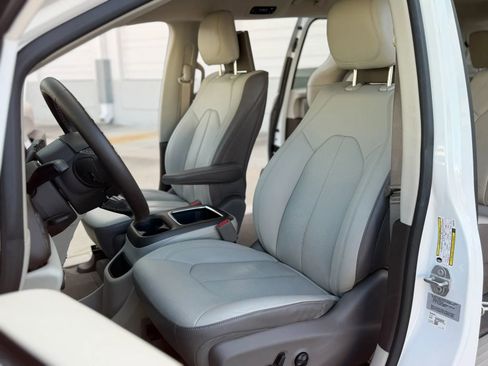 Used 2017 Chrysler Pacifica Touring-L Plus image 18