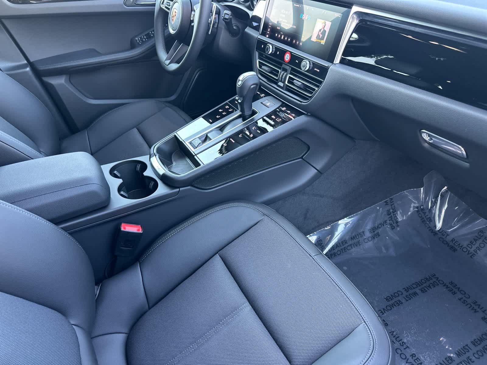 Certified 2025 Porsche Macan AWD/4WD image 17