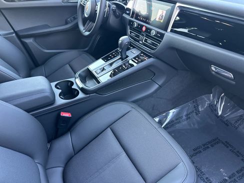 Certified 2025 Porsche Macan AWD/4WD image 17