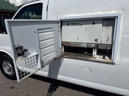 Used 2014 Chevrolet Express 2500 RWD image 12
